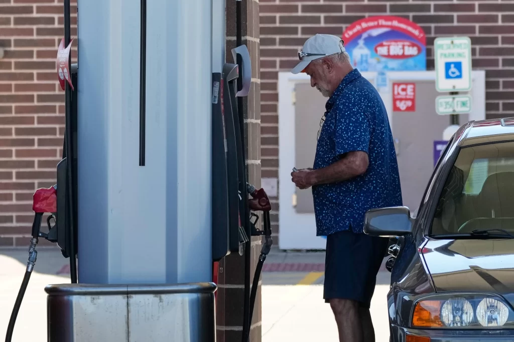 Hombre cargando gasolina